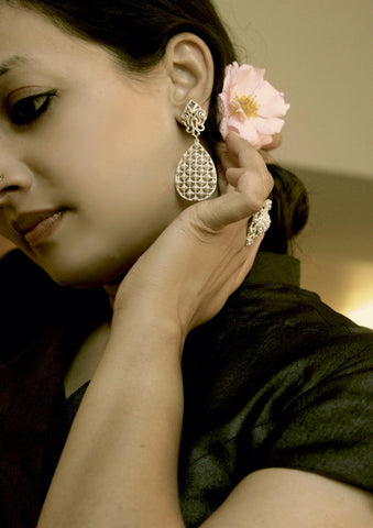 Glamorous, pearl jali drop earrings - Lai