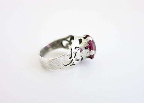 Gorgeous, feminine Pashtun ring with a round pink stone - Lai