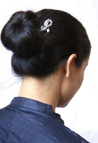 Graceful, swan bun-stick with a dangling pearl - Lai