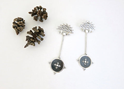 KIRABO dangling lattice and granulation earrings