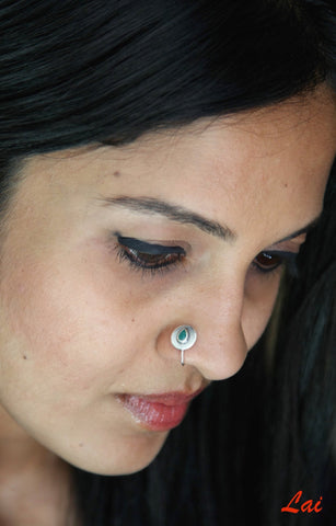Minimalist, round, green-stone inlaid nose pin - Lai