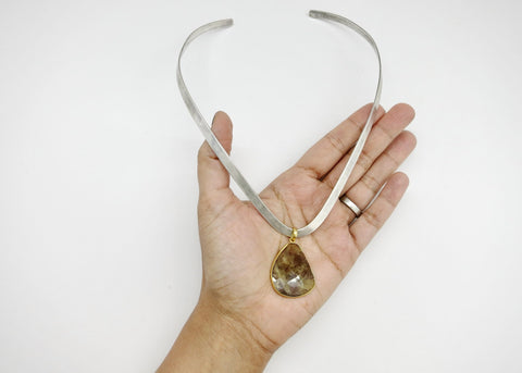 Modernist neck-ring with a (gold-plated) bezel set faceted moss agate pendant - Lai