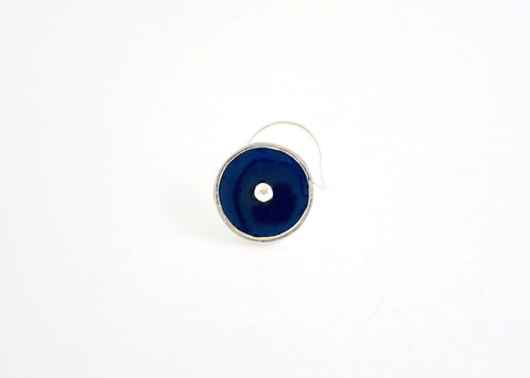 Chic, round navy-blue enamel nose pin