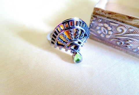 Stunning, dainty, dual-tone mehndi inspired ring with green peridot