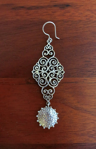 Stunning, wire scroll-pattern earrings with a dangling hammered disc - Lai