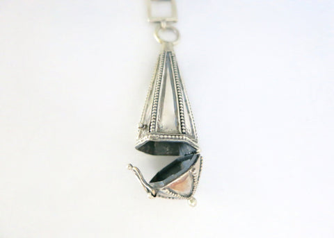 Vintage-chic, long amuletic pendant in sterling silver with fine granulation work - Lai