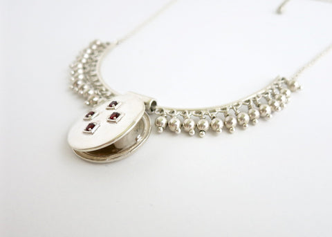 Vintage inspired, gorgeous, locket necklace in sterling silver and garnet - Lai