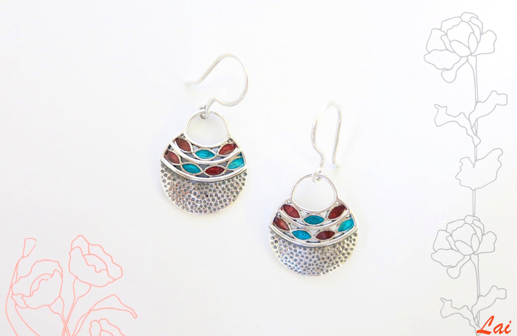 Stunning, hammer-finish, turquoise and red enamel earrings - Lai 