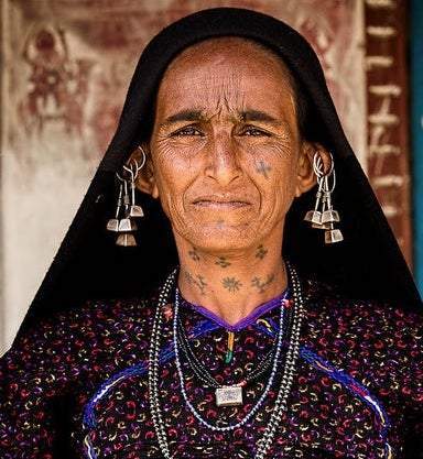 A classic. An evergreen. And rare. Kutch 'vedhla' earrings - Lai
