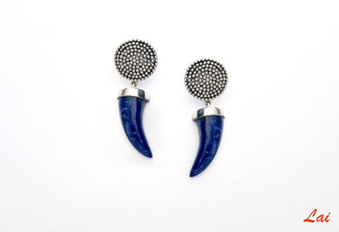 Arresting, claw-shaped, hand carved lapis earrings - Lai