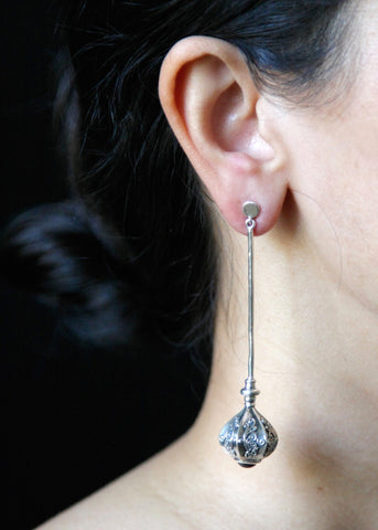Arresting, graceful, long earrings with garnet - Lai