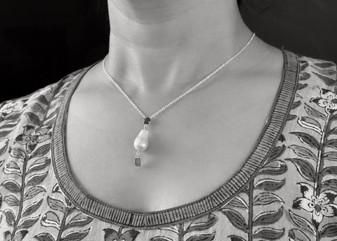 August (baroque pearl birthstone necklace) - Lai