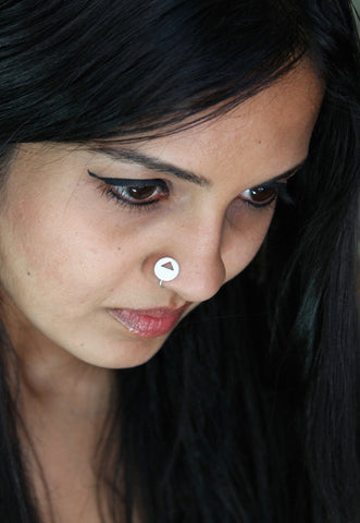 Chic, brush-finish, circular nose pin with a cut-out - Lai