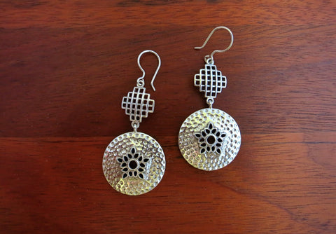 Chic grid and hammered disc dangling earrings - Lai