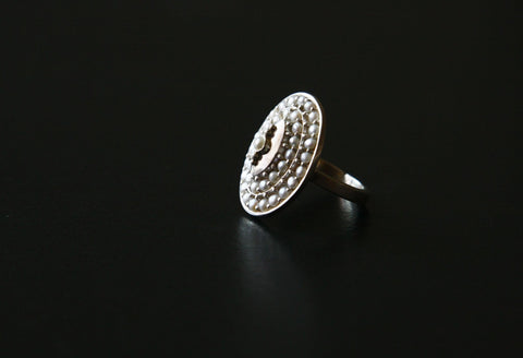 Classic and chic, pearl encrusted oval ring - Lai