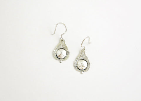 Dainty, faceted center, filigree Victorian earrings - Lai