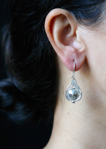 Dainty, faceted center, filigree Victorian earrings - Lai