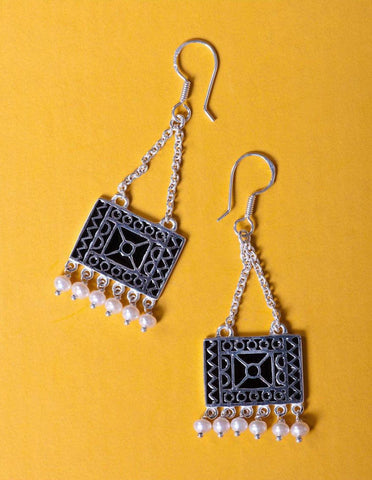 Dangling, bohemian, rectangular chain earrings with pearl fringe - Lai