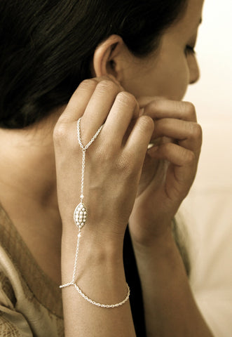 Delicate and chic, pearl encrusted hand harness - Lai