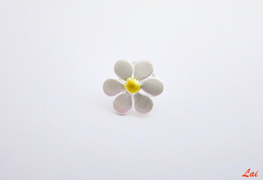 Elegant, dual-tone floral nose pin - Lai