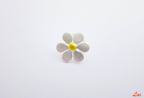 Elegant, dual-tone floral nose pin - Lai