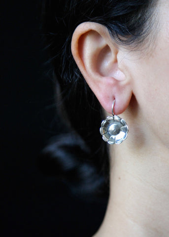 Elegant, minimalist, buttercup Victorian earrings - Lai