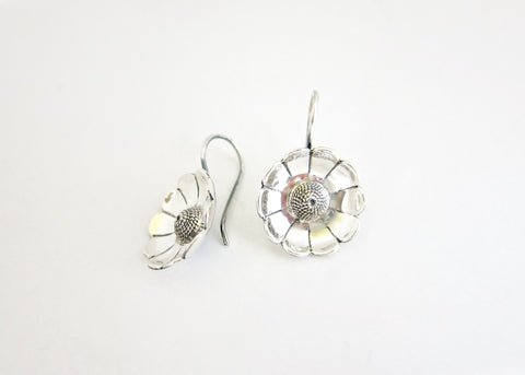 Elegant, minimalist, buttercup Victorian earrings - Lai