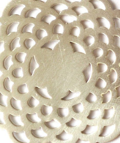 Elegant, simple scallop cut-out earrings in satin polish - Lai