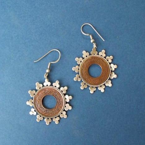 Exquisite vintage coin earrings with a delicate dot pattern - Lai
