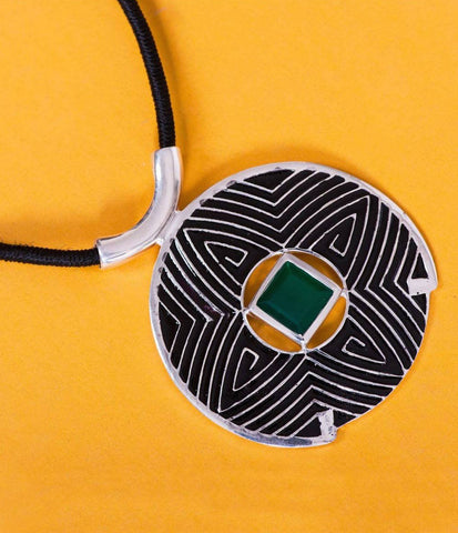 Gorgeous, large round pendant with fine black enamel work and a faceted chrysoprase - Lai