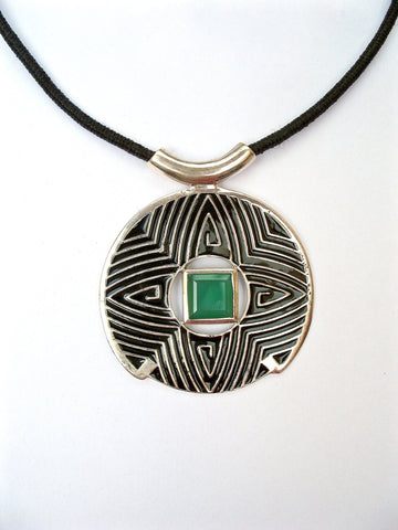 Gorgeous, large round pendant with fine black enamel work and a faceted chrysoprase - Lai