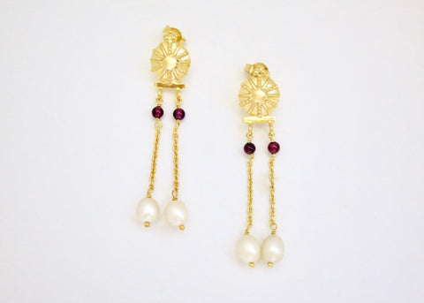 Graceful, Hellenic, dangling chains and pearls gold-plated earrings