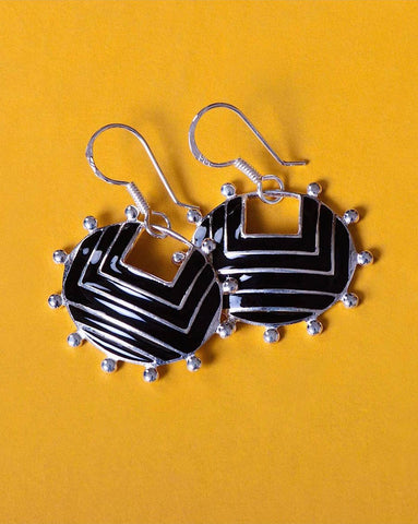 Graphic, chic, oval earrings with fine black enamel and granulation work - Lai