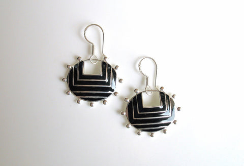 Graphic, chic, oval earrings with fine black enamel and granulation work - Lai