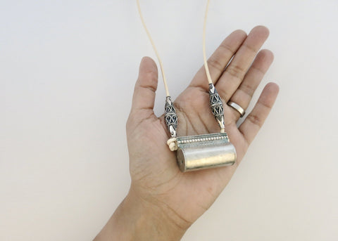 Handsome and super versatile, cylindrical amulet necklace - Lai