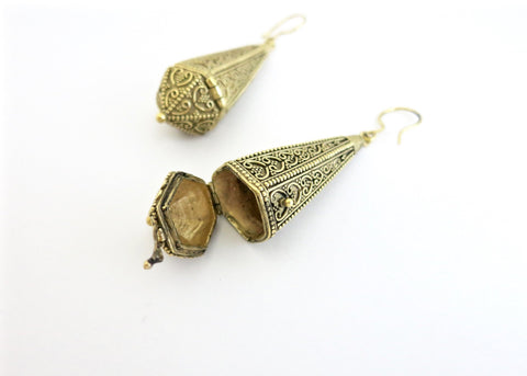 Magnificent, long, gold-plated brass amuletic earrings - Lai