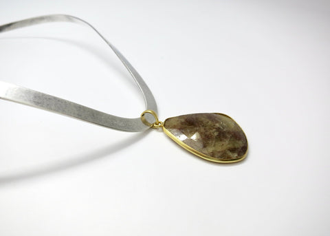 Modernist neck-ring with a (gold-plated) bezel set faceted moss agate pendant - Lai