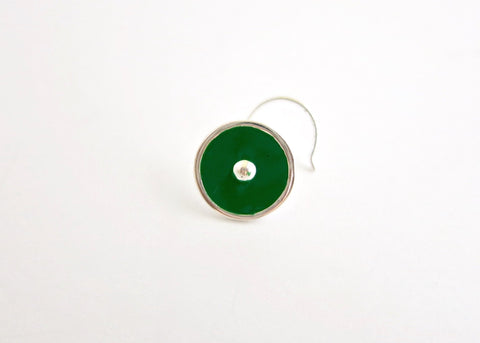 Chic, round green enamel nose pin