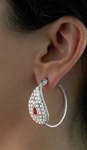 Pearl open-hoops with green and red semi-precious stone accents - Lai