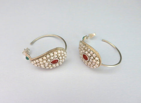 Pearl open-hoops with green and red semi-precious stone accents - Lai