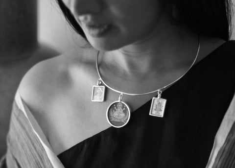 Story-rich, head-turning, hasli (neck ring) with miniature painting pendants - Lai