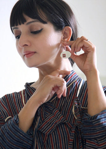 Stunning, long ear-hook oval 'dvaar' earrings - Lai