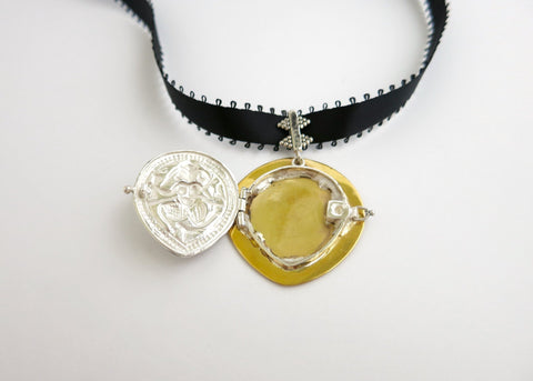 Stunning neck choker with bi-metal goddess amulet - Lai