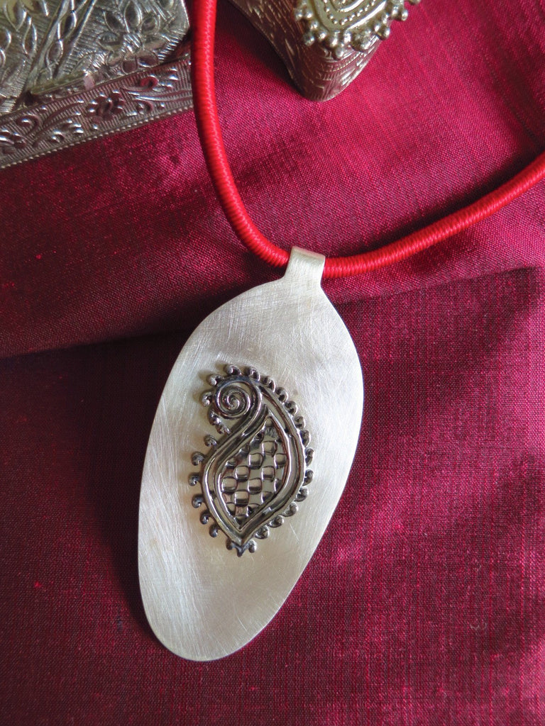 Stunning, super chic, long pendant with black rhodium plated paisley motif - Lai