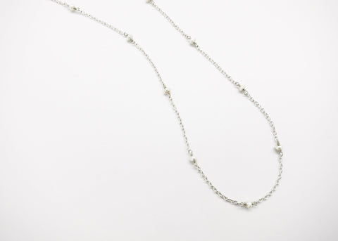 Super elegant, floating pearl chain