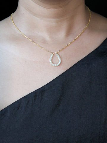 Timeless, pearl encrusted, gold plated horse-shoe pendant necklace - Lai