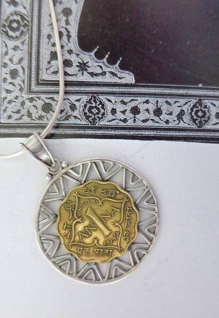 Vintage coin pendant with a chic wire-work frame - Lai